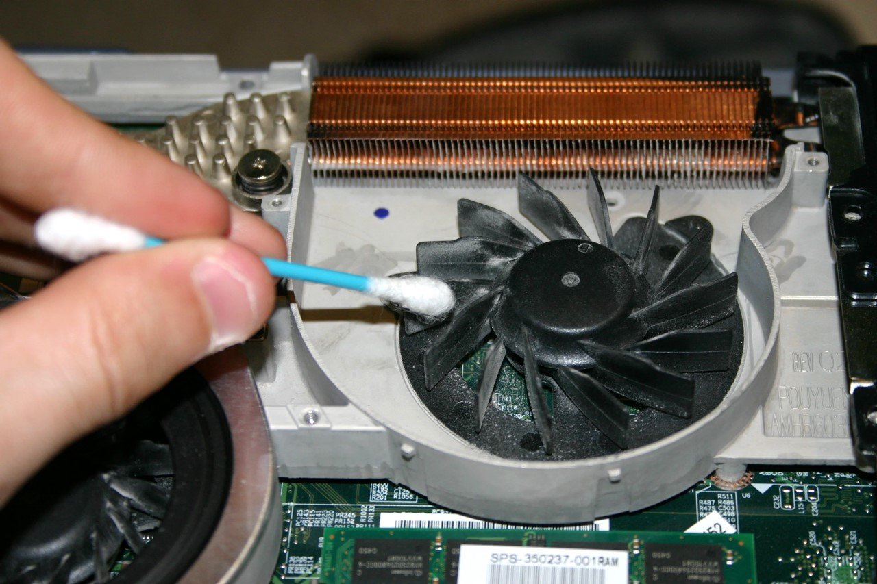 Cleaning the laptop fan using cotton swab